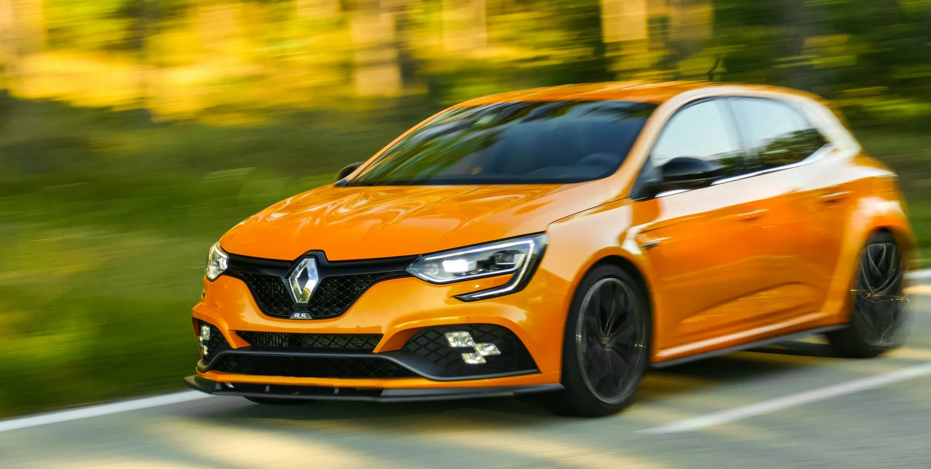 Model van een automerk in de hero van de website